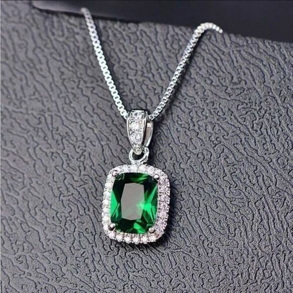 The Emerald Stunner Pendant Necklace in 925 silver - Picture 1 of 7